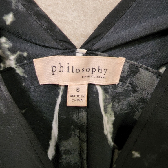 Philosophy Black and White Round Edge Short Sleeve Deep V Neck Top Size Small - Picture 5 of 5